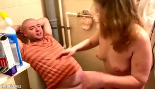 Развлекаются с женой друга в туалете