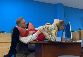 За каждую ошибку, русскую секретаршу трахают на рабочем столе