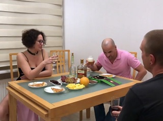 Пока мужа нету, пригласила соседей на русскую секс измену