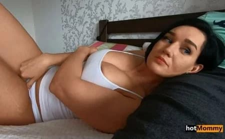 Делал мачехи массаж и случайно залез пальцем в попку
