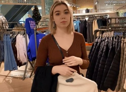 Секс от первого лица в примерочной магазина